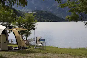 Camping Punta Indiani - Stellplatz vom Campingplatz mit Blick auf den See