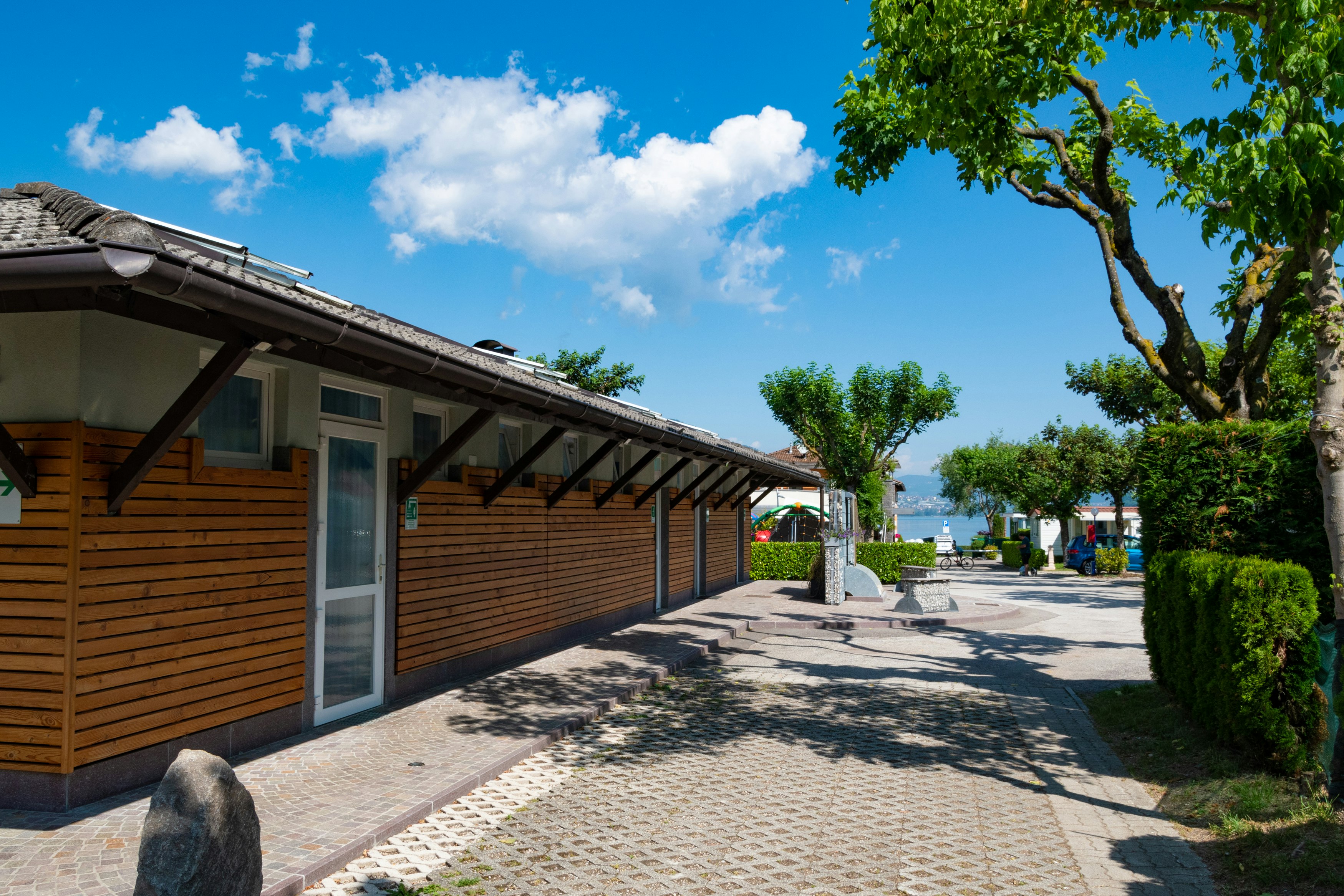 Camping Punta Lago - Außenansicht des Sanitärgebäudes