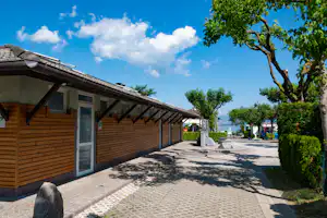 Camping Punta Lago - Außenansicht des Sanitärgebäudes