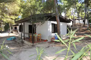 Camping Punta Lunga - Bungalows mit überdachten Terrassen im Grünen