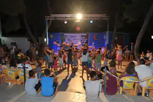 Camping Punta Lunga - Kinderanimation auf dem Campingplatz am Abend