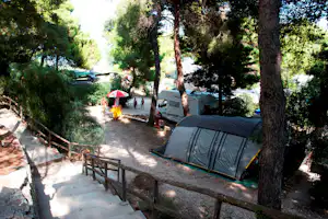 Camping Punta Lunga - Wohnwagen- und Zeltstellplatz zwischen Bäumen