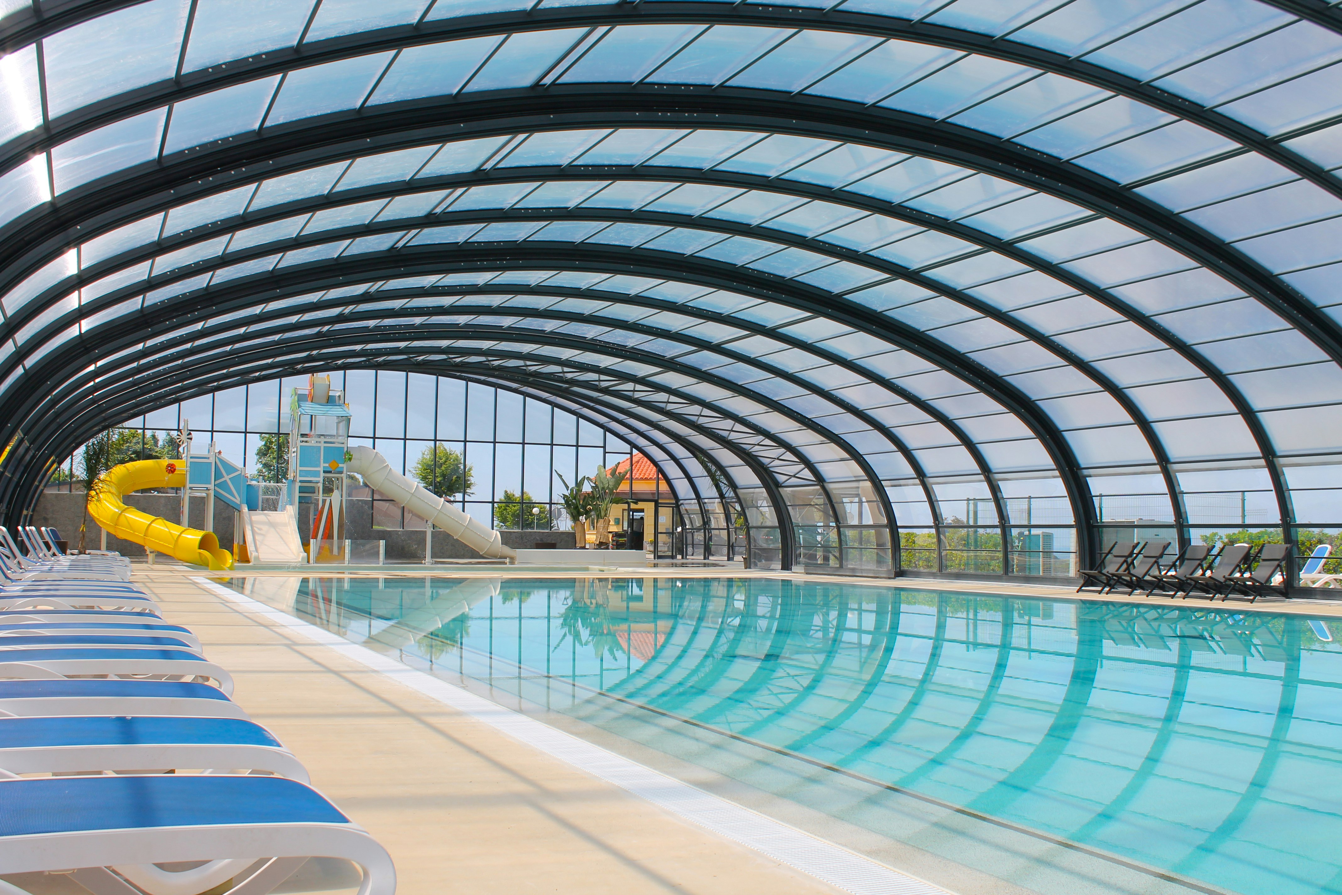  Yelloh! Village Punta Marina  Camping Punta Marina - Überdachter Pool auf dem Campingplatz