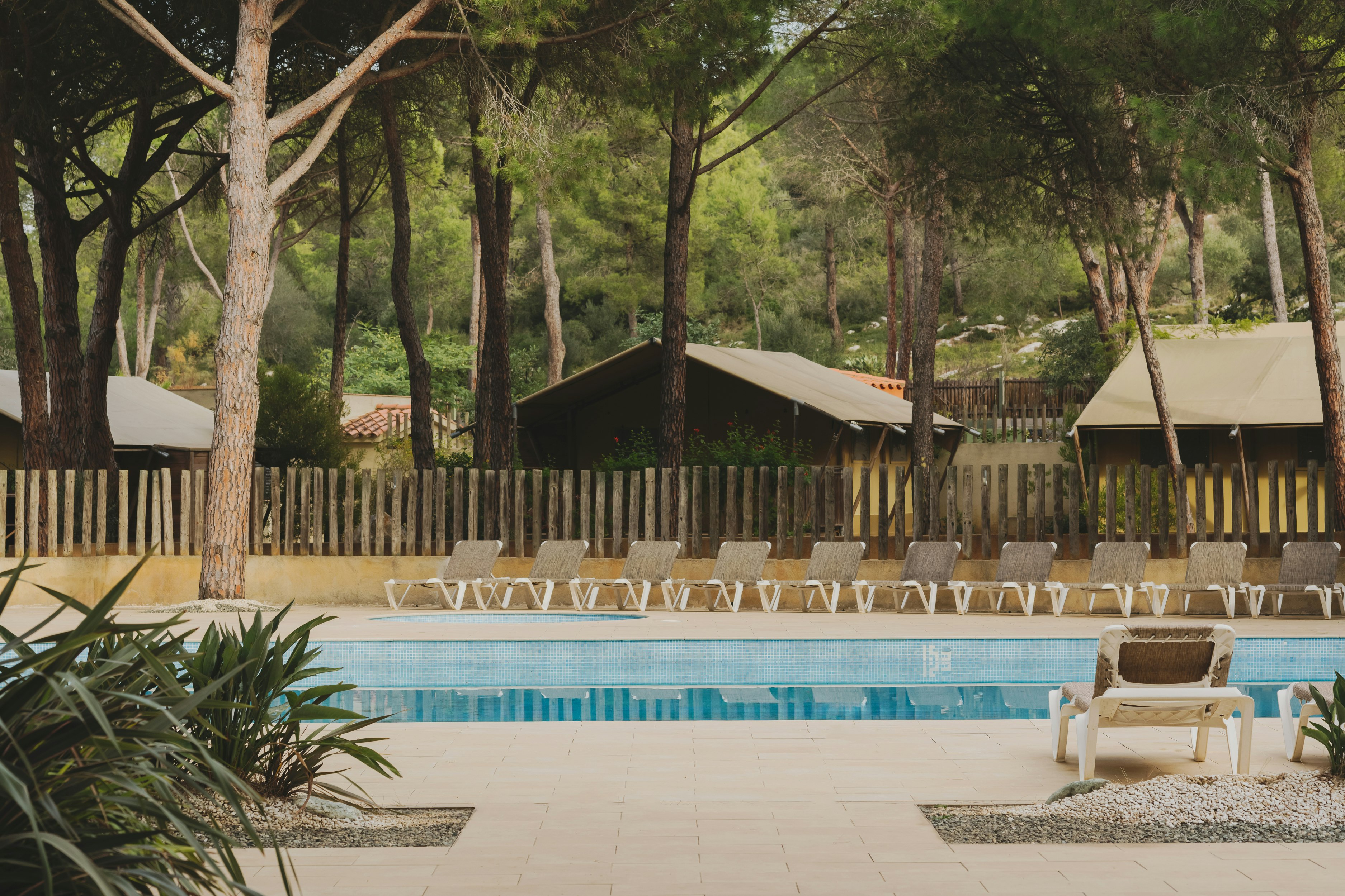 wecamp l'Escala Punta Milá  - Pool im Freien mit Liegestühlen