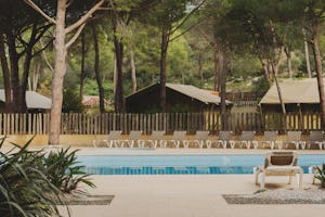 wecamp l'Escala Punta Milá - Pool im Freien mit Liegestühlen