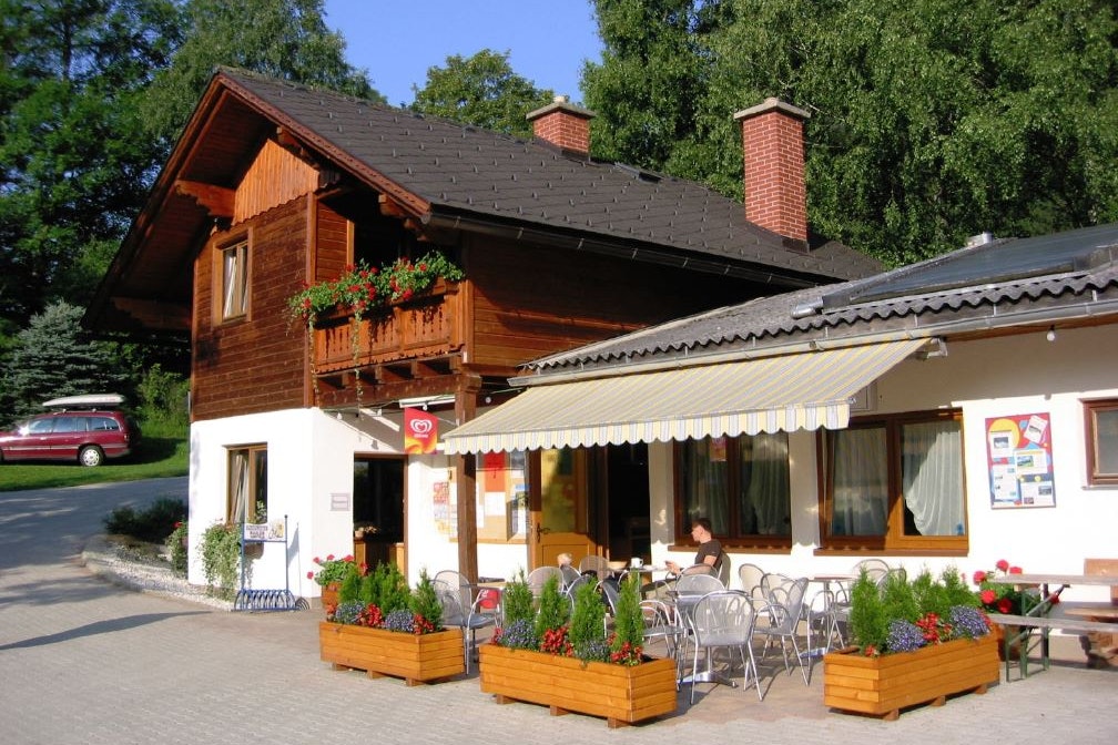 Camping Putterersee - Restaurant des Campingplatzes mit Terrasse, auf der Esstische stehen
