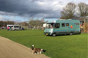 Camping Puur Berkshire - Blick auf die Standplätze auf der Wiese