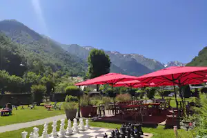 Camping Pyrénées Natura - Campingplatz Terrasse und park