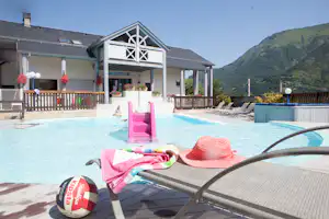 Camping Pyrénévasion - Poolbereich mit Sonnenliegen