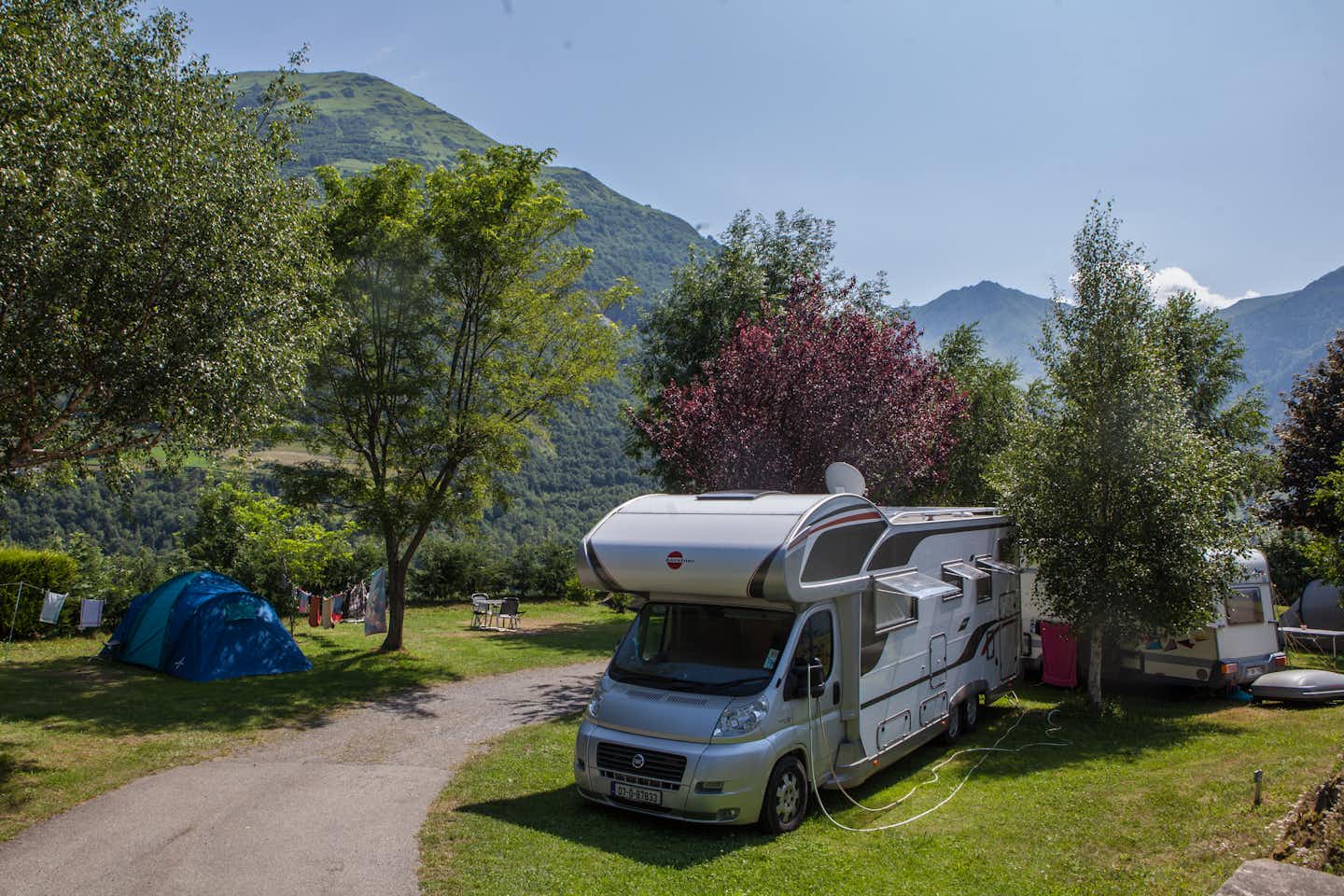 Camping Pyrénévasion - Wohnwagen- und Zeltstellplatz zwischen Bäumen