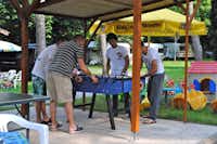 Camping Quai - Camper spielen Tischkicker auf dem Campingplatz