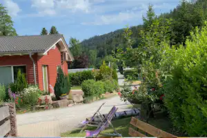 Camping Quellgrund - Grüner Campingplatz mit Unterkunft und Liegestühlen