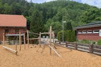 Camping Quellgrund - Spielplatz mit Holzstrukturen