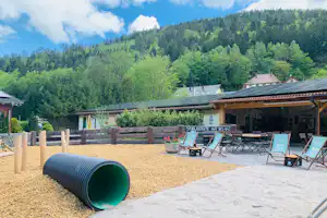 Camping Quellgrund - Terrasse und Spielplatz auf dem Campingplatz