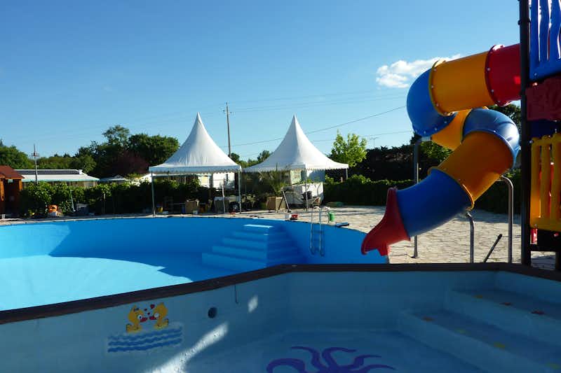 Camping Quercy Vacances - Poolbereich mit Kinderrutsche und Sonnenschutz im Hintergrund