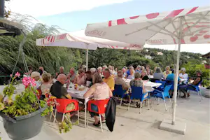 Camping Quinta Chave Grande - Camper auf der Terrasse vom Restaurant auf dem Campingplatz