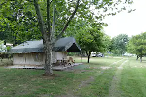 Camping Quinta Chave Grande - Mobilheim vom Campingplatz mit Veranda im Grünen