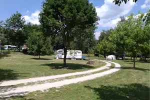 Camping Quinta Chave Grande - Wohnwagen- und Zeltstellplatz vom Campingplatz zwischen Bäumen