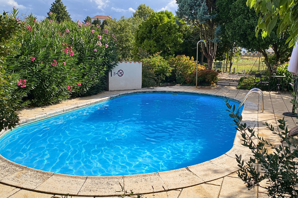 Camping Quinta da Cerejeira  - Pool im Freien mit Liegestühlen und Sonnenschirmen