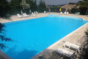 Camping Quinta das Cegonhas - Poolbereich mit Liegestühlen und Sonnenschirmen