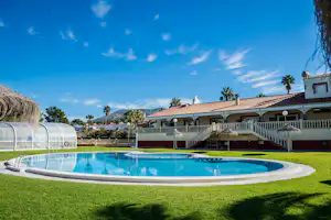 Camping Racó - Pool und Restaurant mit Terrasse auf dem Campingplatz