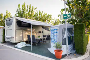 Camping Racó - Wohnwagenstellplatz auf dem Campingplatz