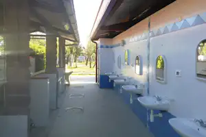 Camping Rada Etrusca - Sanitärbereich vom Campingplatz mit Waschbecken und Spiegeln