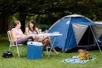 Camping Radovljica - Camperinnen sitzen vor ihrem Zelt auf dem Campingplatz