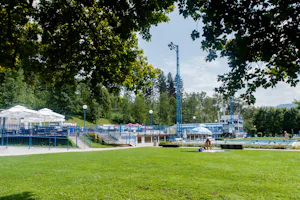 Camping Radovljica - Liegewiese mit dem Swimmingpool im Hintergrund