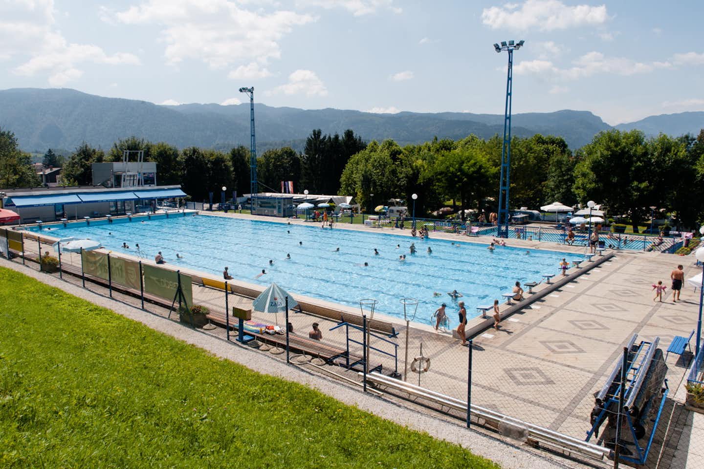 Camping Radovljica - Luftaufnahme des Swimmingpools auf dem Campingplatz
