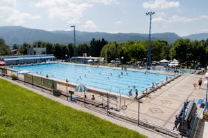 Camping Radovljica - Luftaufnahme des Swimmingpools auf dem Campingplatz