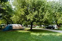 Camping Radovljica - der Wohnwagen- und Zeltstellplatz unter Bäumen