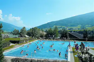 Camping Ramsbacher - Gäste liegen am Pool in der Sonne auf dem Campingplatz