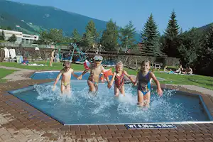 Camping Ramsbacher - Kinder spielen am Pool in der Sonne