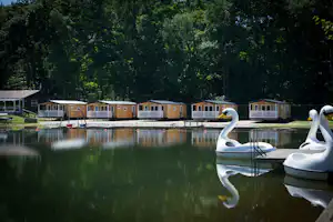 Camping Randbøldal - Mobilheime vom Campingplatz am Ufer des Sees mit Tretbooten
