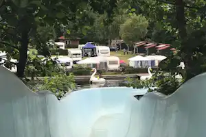 Camping Randbøldal - Blick von der Wasserrutsche auf dem Campingplatz auf den See und den Stellplatz