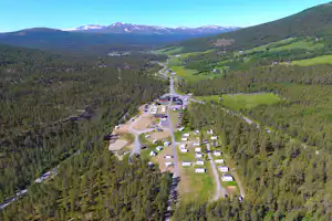 Camping Randsverk - Luftaufnahme des Campingplatzes umgeben von Wald