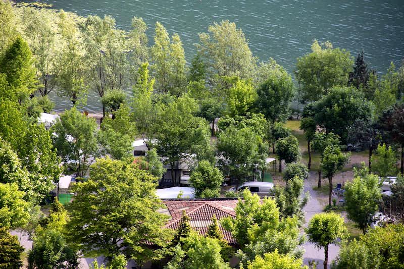 Camping Ranocchio - Luftaufnahme afu den Campingplatz und den Lago di Piano im Hintergrund
