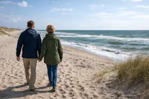 Camping Rødhus Klit - Camper spazieren am Strand