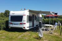 Camping Rechtenfleth  -  Wohnwagen auf dem Stellplatz auf grüner Wiese