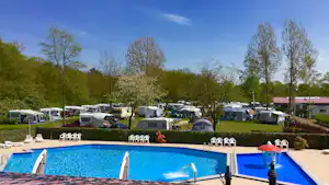 Camping & Recreatiepark de Weuste - Pool neben den Standplätzen auf dem Campingplatz