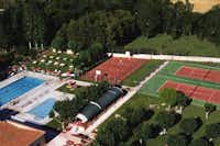 Camping Regio  -  Luftaufnahme vom Pool und den Sportplätzen für Tennis, Fußball und Basketball auf dem Campingplatz