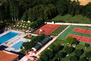 Camping Regio - Luftaufnahme vom Pool und den Sportplätzen für Tennis, Fußball und Basketball auf dem Campingplatz