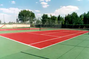 Camping Regio - Tennisplatz vom Campingplatz