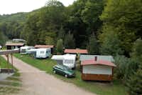 Camping Rehbocktal - Mobilheime und Wohnwagenstellplätze umringt von Wald