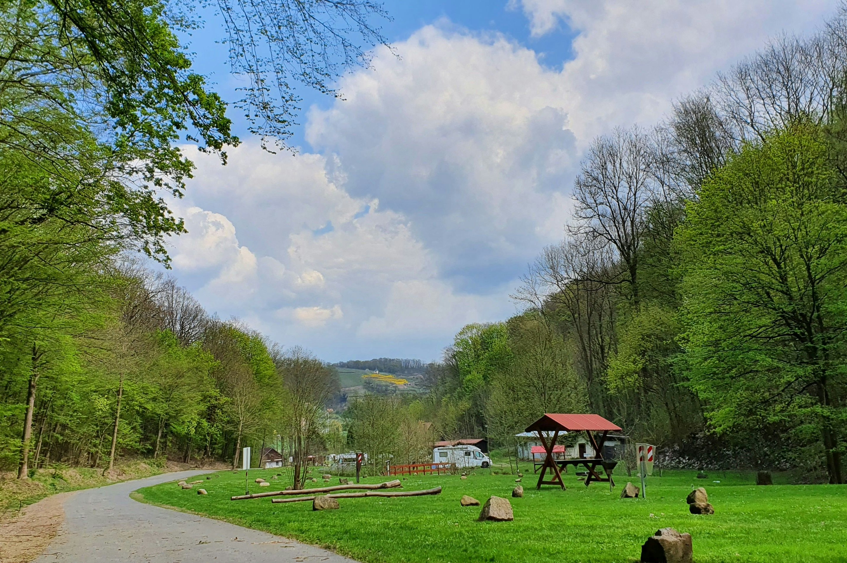 Campingplatz Rehbocktal - Blick auf den Campingplatz umgeben von Wald
