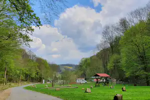 Campingplatz Rehbocktal - Blick auf den Campingplatz umgeben von Wald