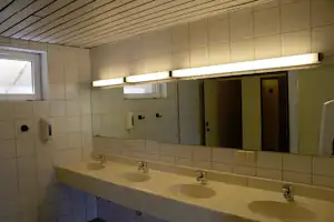 Camping Reichmann - Innenraum des Sanitärbereichs mit Waschbecken und Spiegeln