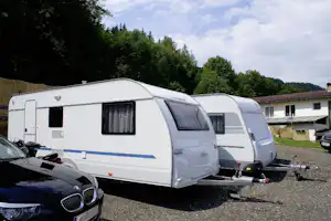 Camping Reichmann - Wohnwagen auf dem Parkplatz des Campingplatzes