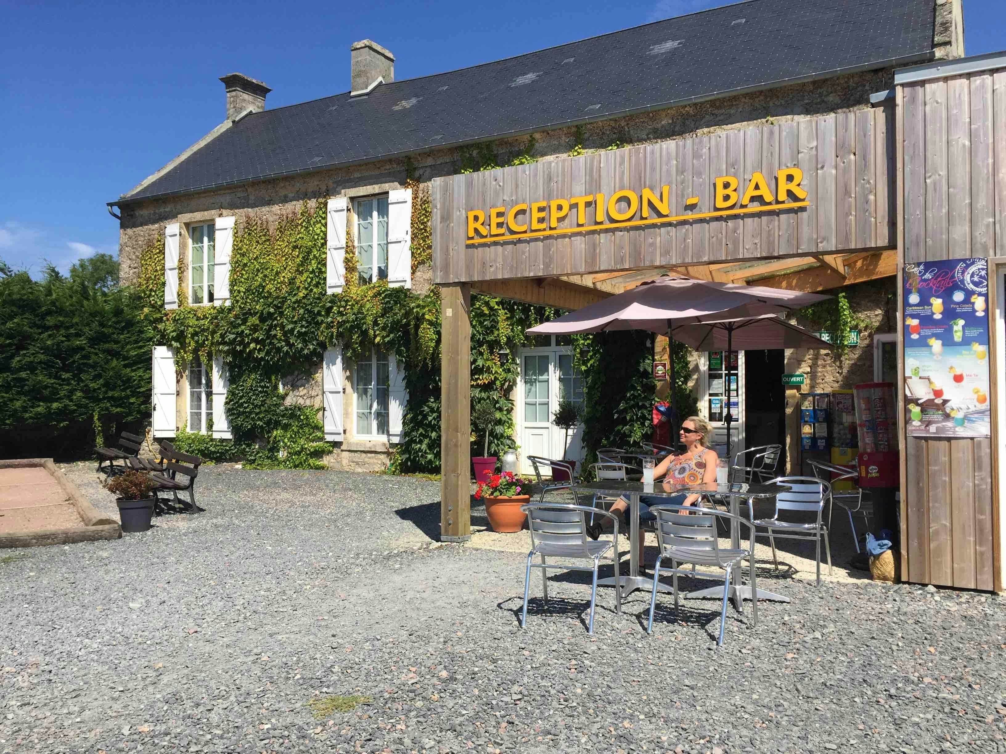 Camping Reine Mathilde - Rezeption und Bar mit Terrasse auf dem Campingplatz